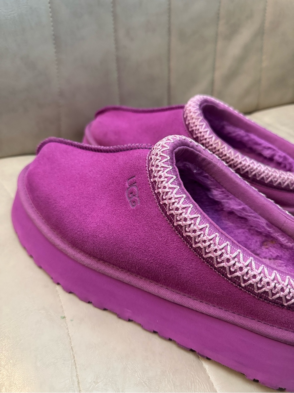 UGG Women’s Tazz in color Purple Ruby Size 10US - Picture 9 of 11